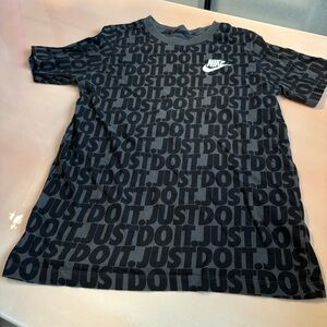 BOYS NIKE PRINTED TEE SIZE MEDIUM